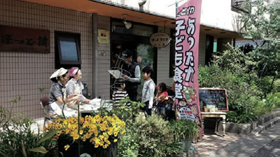 会場前で子ども食堂の活動を行う様子