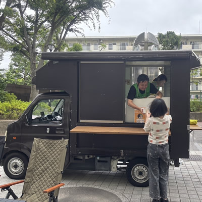 移動販売車で子どもに食事を提供する様子
