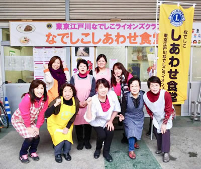 スタッフの集合写真