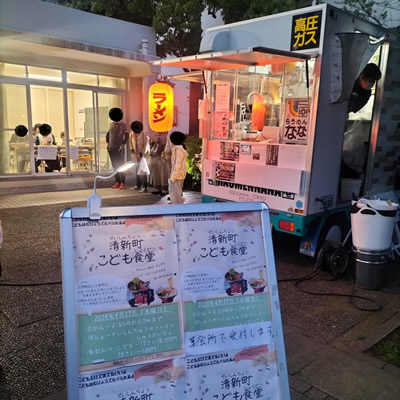 屋外で食事提供を行う子ども食堂の様子