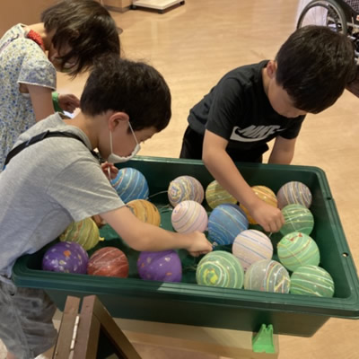子ども食堂で遊ぶ子どもたちの様子
