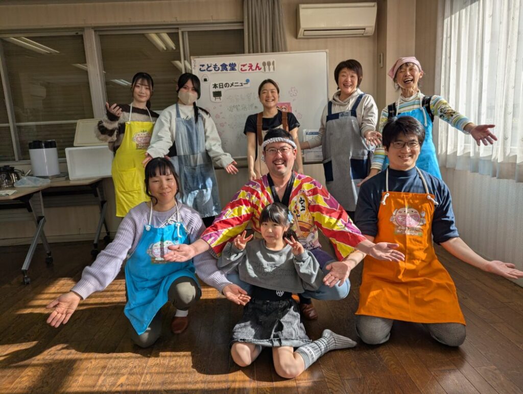 ポーズをとるスタッフの集合写真