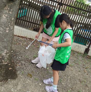 屋外で活動する子どもたちの様子