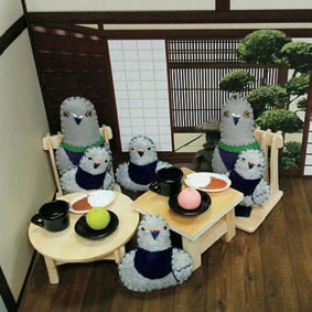 食事風景を表した人形